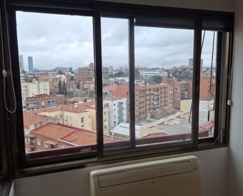 Cerramiento con perfilería de aluminio minimalista