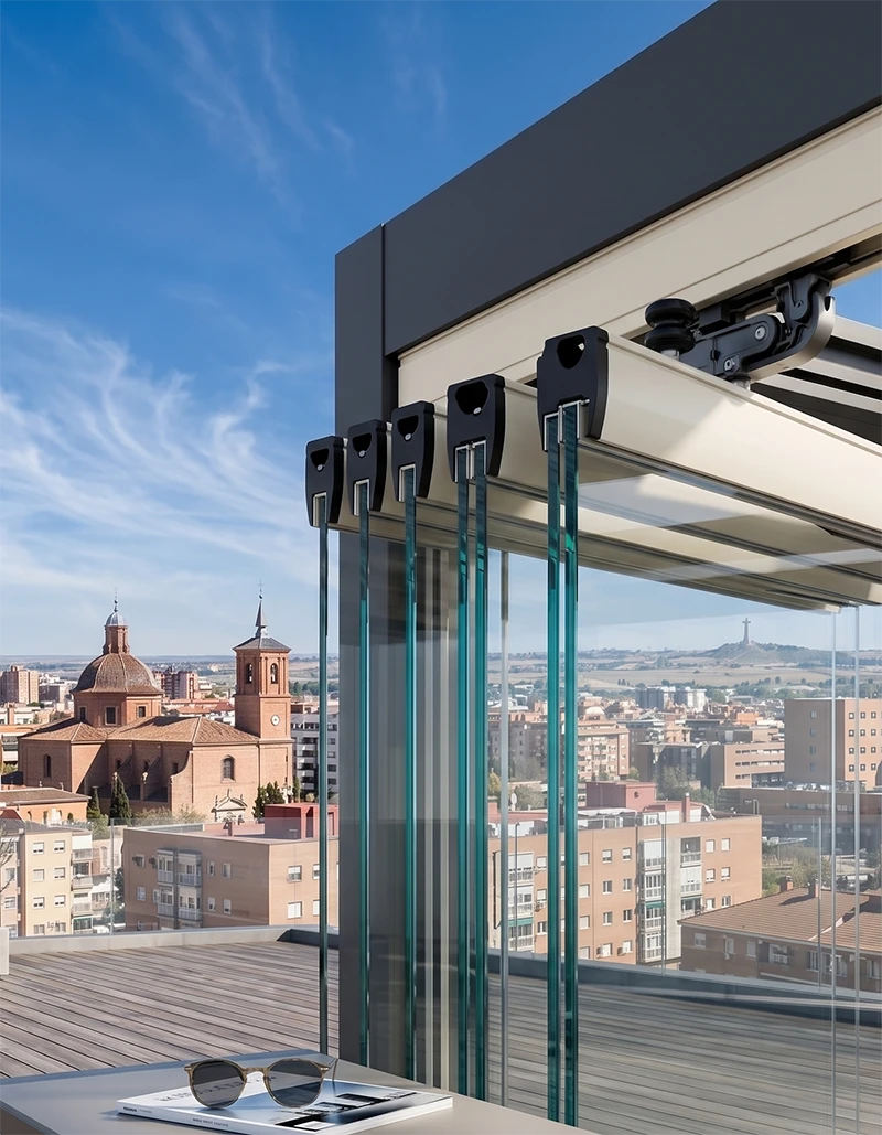Detalle de cerramiento de aluminio y cristal en terraza