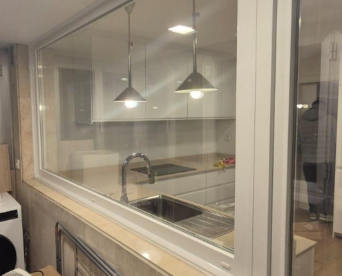 Transformacion de tendero en cocina con ventanas PVC Kömmerling