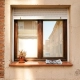 Ventanas expuestas al sol de verano en una vivienda de Getafe
